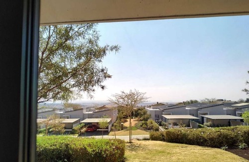 Greater Johannesburg Metropolitan Area Casa | Casa de 3 dormitorios y 2 baños en una finca de golf cerca del aeropuerto de Lanseria