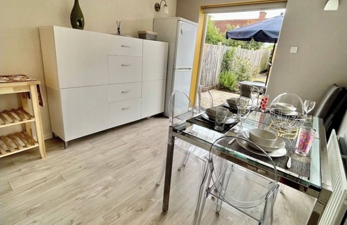 West Byfleet Casa | 3 Bed, 2 Bath House with parking & Garden, Brooklands Weybridge SW London