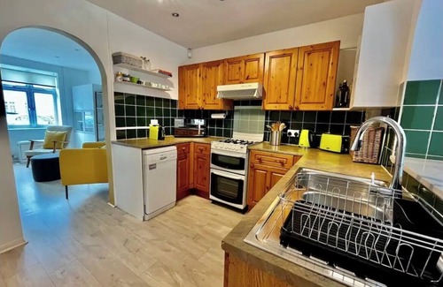 West Byfleet Casa | 3 Bed, 2 Bath House with parking & Garden, Brooklands Weybridge SW London