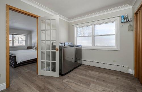 Waterford Valley Casa | 3 Bed 2 Bath Retro-Chic Comfort on the Crescent
