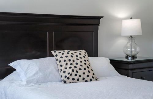 Waterford Valley Casa | 3 Bed 2 Bath Retro-Chic Comfort on the Crescent