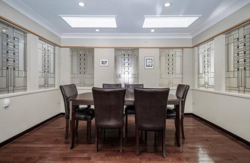 Waterford Valley Casa | 3 Bed 2 Bath Retro-Chic Comfort on the Crescent