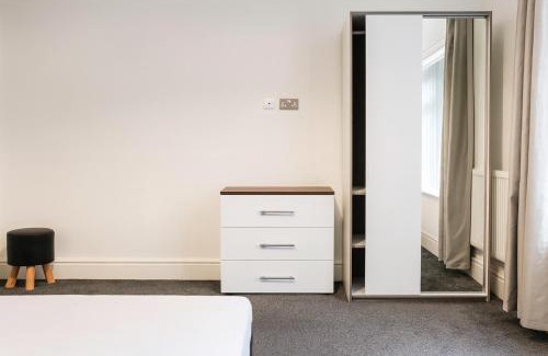 Warrington Casa | 3 Bed-2 Bath-Sleeps 4-Free Parking