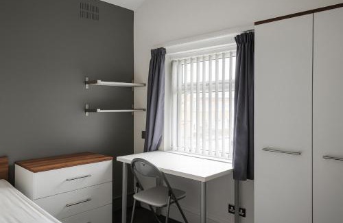 Warrington Casa | 3 Bed-2 Bath-Sleeps 4-Free Parking