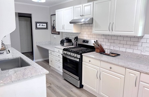 Alanson Casa | 3 Bed 2ba spacious Cottage Retreat with RV Hookup & pet friendly