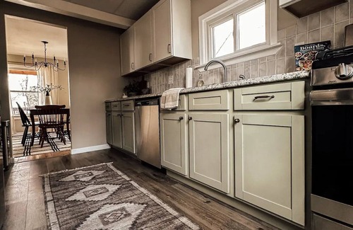 North Syracuse Casa | 3 Bed / 3 Bath 1F/2H Cozy Village Bungalow - Centrally Located, Renovated Home
