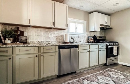 North Syracuse Casa | 3 Bed / 3 Bath 1F/2H Cozy Village Bungalow - Centrally Located, Renovated Home