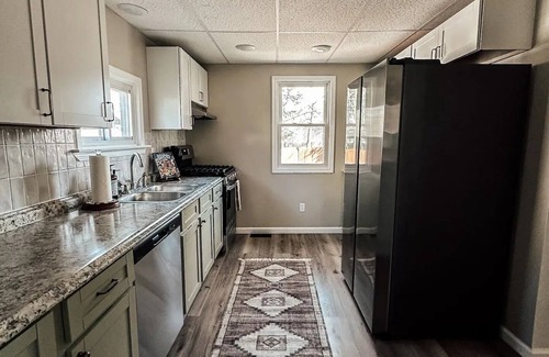 North Syracuse Casa | 3 Bed / 3 Bath 1F/2H Cozy Village Bungalow - Centrally Located, Renovated Home