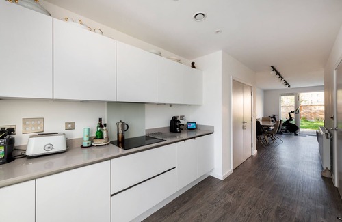 Southgate Casa | 3 bed, 3 bath townhouse in tranquil North London