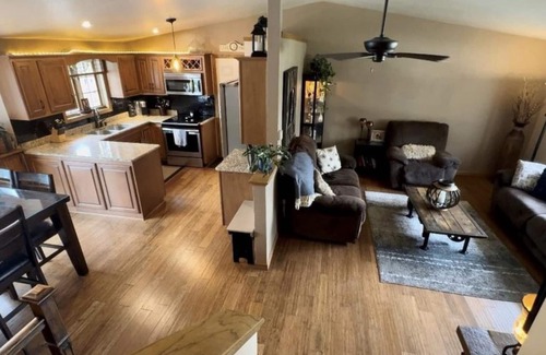 Ashwaubenon Casa | 3-Bed 3-Full Bath Sleeps 8 Walk to Lambeau