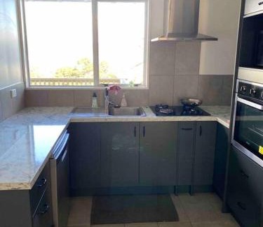 Korokoro Apartamento | 3 bed apartment with stunning harbour views