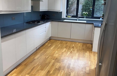 Banstead Casa | 3 bed bungalow, open plan kitchen/diner, pet friendly with garden and hot tub.