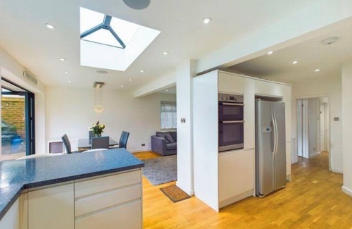 Banstead Casa | 3 bed bungalow, open plan kitchen/diner, pet friendly with garden and hot tub.