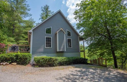 West Jefferson Casa | 3 Bed Cabin Overlooking the New River- HOT TUB, Fire Pit, Dogs OK