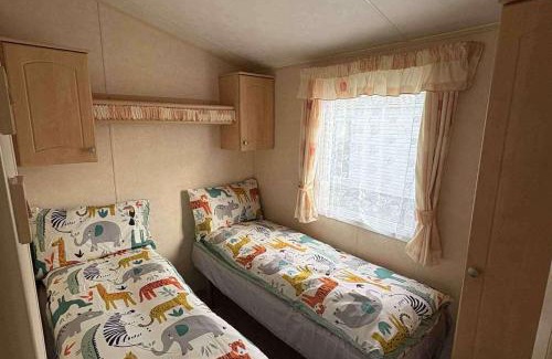 Winestead Casa | 3 Bed Cabin - Sleeps 6 - Pool - Parking - Wifi