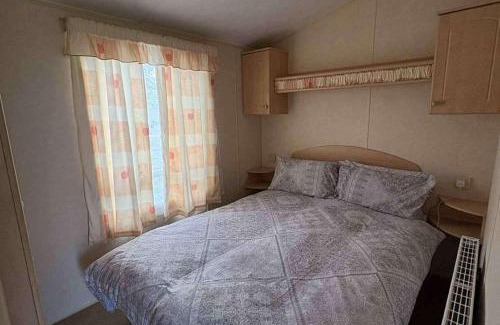 Winestead Casa | 3 Bed Cabin - Sleeps 6 - Pool - Parking - Wifi