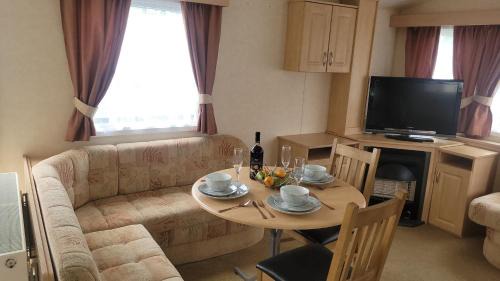 Winestead Casa | 3 Bed Cabin - Sleeps 6 - Pool - Parking - Wifi