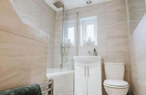 St Helens Casa | 3 Bed Central Home, Contractors & Families Welcome, Fully Equipped for Short & Long Term Stays