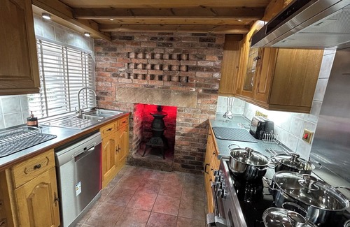 Cauldon Low Otro | 3 Bed Character Farm Cottage Alton Towers Polar Bears Peak District