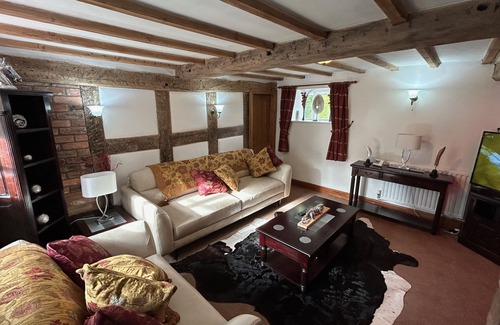 Cauldon Low Otro | 3 Bed Character Farm Cottage Alton Towers Polar Bears Peak District