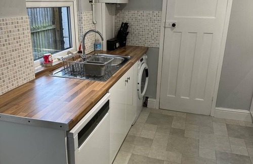 Gloucester Villa | 3 bed Chill Glouc with 3 bedrooms and 1 bathrooms