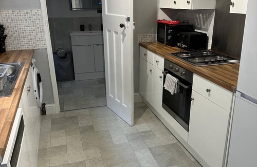 Gloucester Villa | 3 bed Chill Glouc with 3 bedrooms and 1 bathrooms