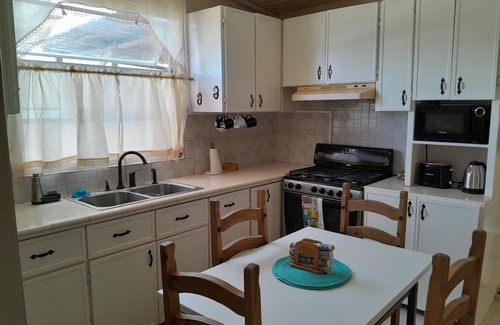West Terrace Casa | 3 bed close to the beach, Wendy's Sports Bar, transport and Jordan's supermarket