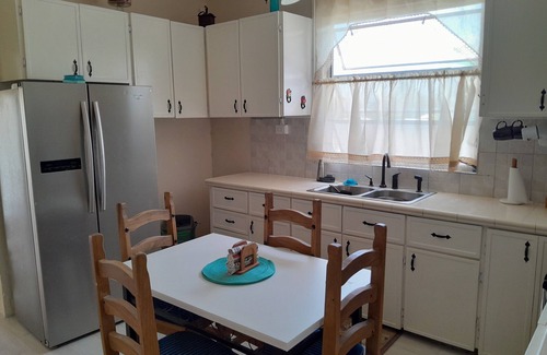 West Terrace Casa | 3 bed close to the beach, Wendy's Sports Bar, transport and Jordan's supermarket
