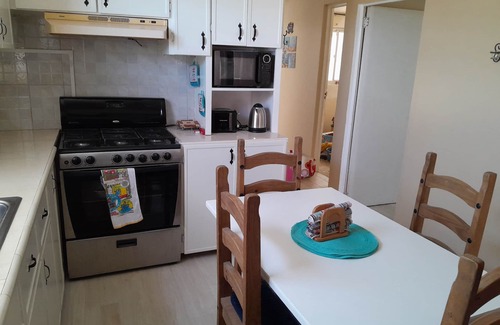 West Terrace Casa | 3 bed close to the beach, Wendy's Sports Bar, transport and Jordan's supermarket