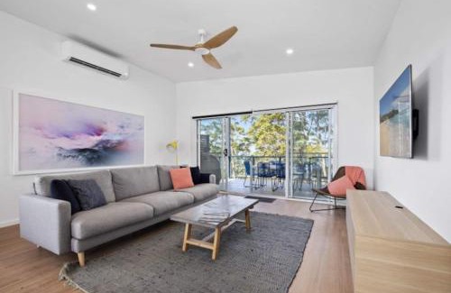 Long Beach Casa | 3-Bed Coastal Getaway with Direct Beach Access