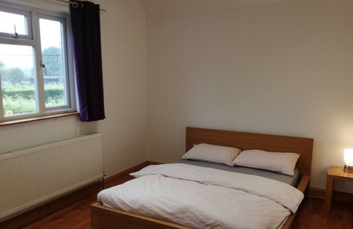 Carshalton South and Clockhouse Cabaña | 3-Bed Cottage in Quiet & Green Wallington