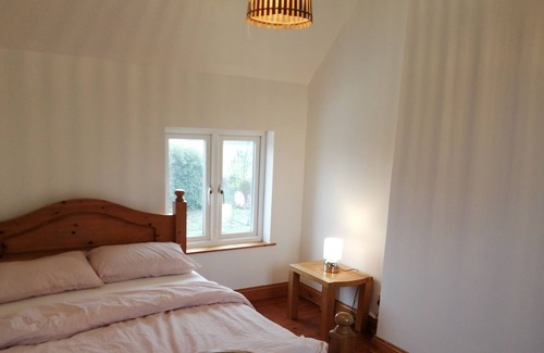 Carshalton South and Clockhouse Cabaña | 3-Bed Cottage in Quiet & Green Wallington