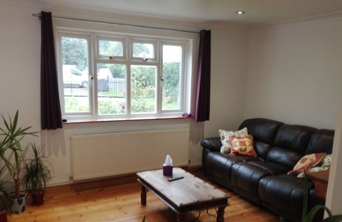 Carshalton South and Clockhouse Cabaña | 3-Bed Cottage in Quiet & Green Wallington