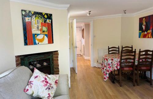 New Forest District Casa | 3-bed cottage in Sway, New Forest (5 min walk from Sway Train Station)