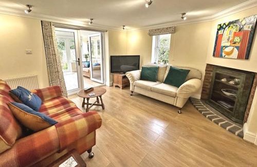 New Forest District Casa | 3-bed cottage in Sway, New Forest (5 min walk from Sway Train Station)