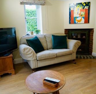 New Forest District Casa | 3-bed cottage in Sway, New Forest (5 min walk from Sway Train Station)