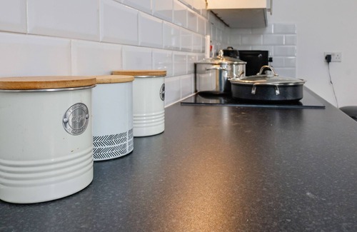 Richmond-upon-Thames Cabaña | 3-Bed Cottage, Sleeps 8, Walk to Thames, Garden