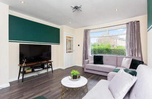 Niddrie Casa | 3-Bed Edinburgh Abode - Parking and Garden