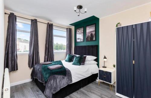 Niddrie Casa | 3-Bed Edinburgh Abode - Parking and Garden