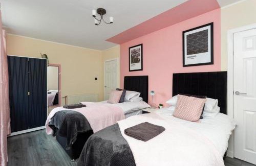 Niddrie Casa | 3-Bed Edinburgh Abode - Parking and Garden