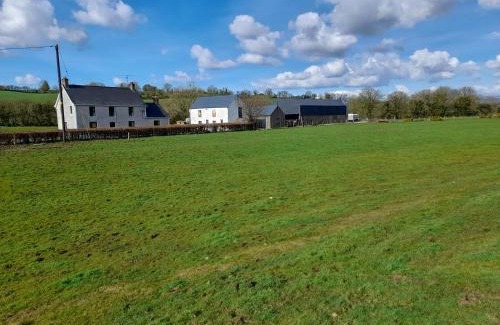 Strabane Casa | 3 Bed Farmhouse - Sleeps 6 - Wifi - Parking