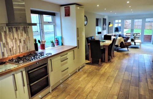 Rushmoor District Casa | 3 Bed Farnborough Air Accommodation