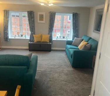 Cheadle Casa | 3 bed flat 10 mins to Alton Towers Sleeps 6-8 people