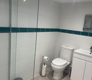 Cheadle Casa | 3 bed flat 10 mins to Alton Towers Sleeps 6-8 people