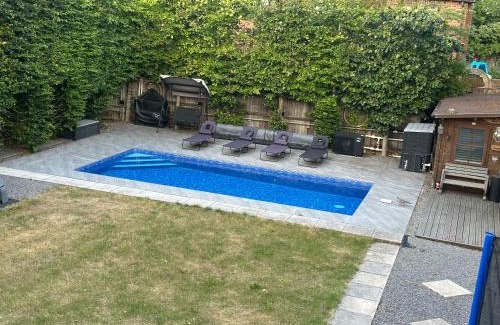 Tilehurst Casa | 3 Bed heated pool spacious home In Tilehurst