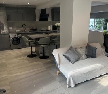 Tilehurst Casa | 3 Bed heated pool spacious home In Tilehurst