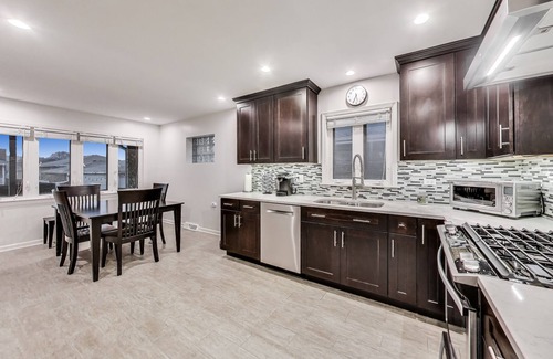 O'Hare Casa | 3-Bed Home by O'hare & Rosemont