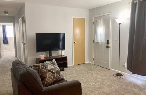 Bloomington Casa | 3-Bed Home In A Quiet And Secure Neighborhood