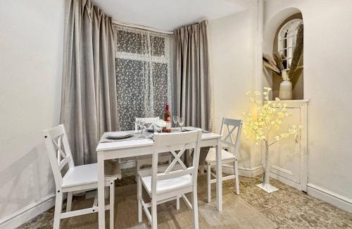 Rhondda Casa | 3 Bed Home In Tonypandy With Balcony View Room