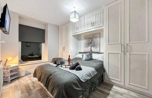Rhondda Casa | 3 Bed Home In Tonypandy With Balcony View Room